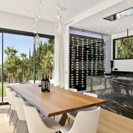 Luxury For 14 People With Private Pool *